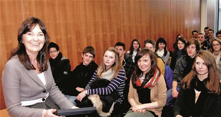 Mechthild Heil MdB im Gespräch mit einer Schulklasse aus dem Wahlkreis.privat