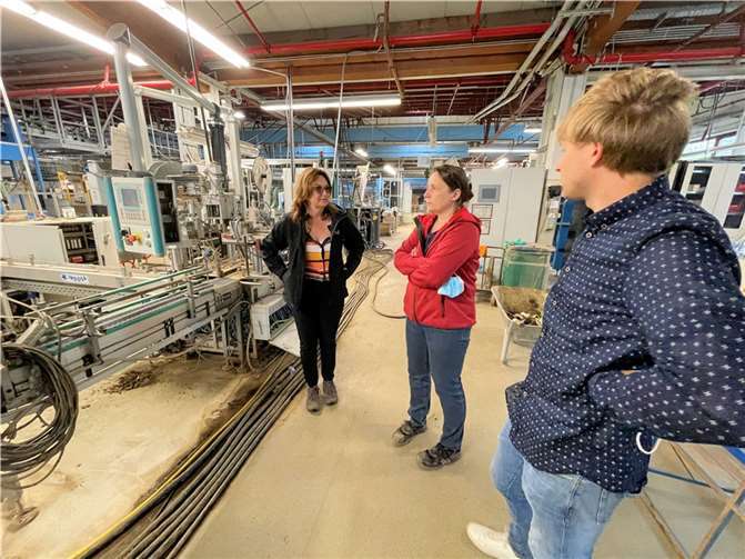 Mechthild Heil MdB (l.) bei einem Besuch der stark geschädigten Firma Schmitt Rundverpackungen in Heimersheim.Foto: privat