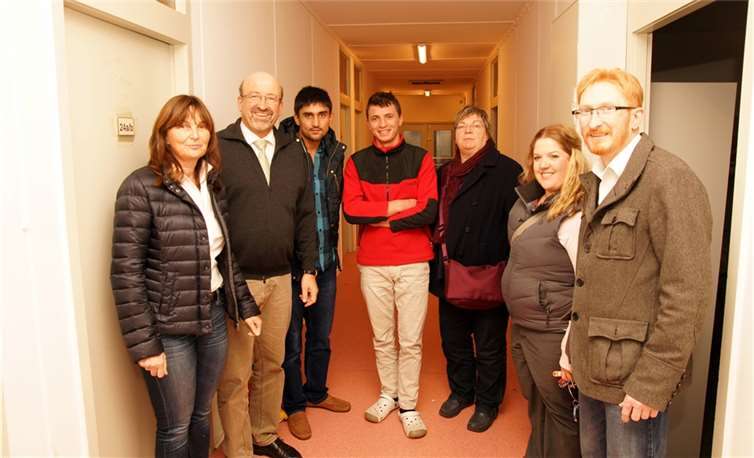 Mechthild Heil MdB (li.), Bürgermeister Herbert Georgi (2.v.li.) und Ortsvorsteher Heinz-Peter Hammer (re.) in der zentralen Unterkunft für Flüchtlinge und Asylbewerber in Remagen. privat