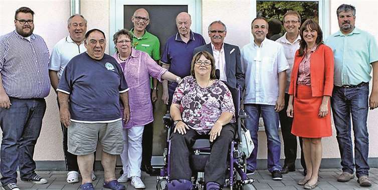 Mechthild Heil, MdB mit dem Bewohnerbeirat, Markus Sauer, Heimleiter des Marienstiftes, Jutta Syré-Gross, Sozialer Dienst und den Vorstands- und Fraktionsmitgliedern der CDU Mendig. privat
