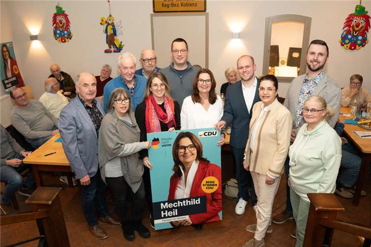 Mechthild Heil MdB mit den Vertretern der CDU-Grafschaft in Lantershofen“.  Foto: Michael Schneider