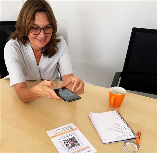 Mechthild Heil MdB registriert sich mit ihrem Smartphone bei einem Test-Restaurant über die Online-App BarCov. Foto: privat