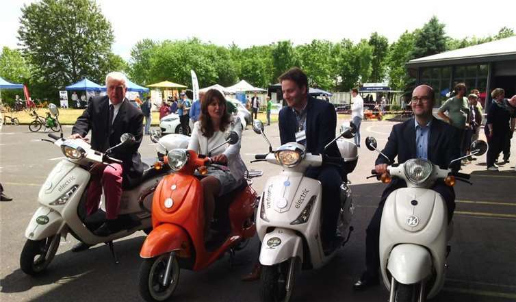 Mechthild Heil MdB und Guido Ernst MdL zeigten sich von den Elektrorollern begeistert. privat