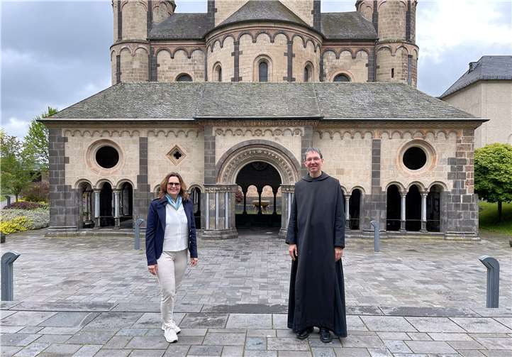Mechthild Heil MdB und Pater Prior-Administrator Petraus Nowak beim Ortstermin in Maria Laach.Foto: privat