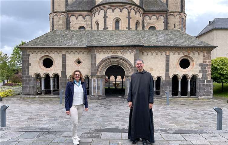 Mechthild Heil MdB und Pater Prior-Administrator Petraus Nowak beim Ortstermin in Maria Laach. Foto: privat