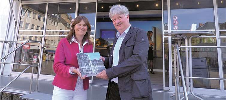 Mechthild Heil MdB und Rolf Schumacher am Infomobil des Deutschen Bundestages in Mayen. privat