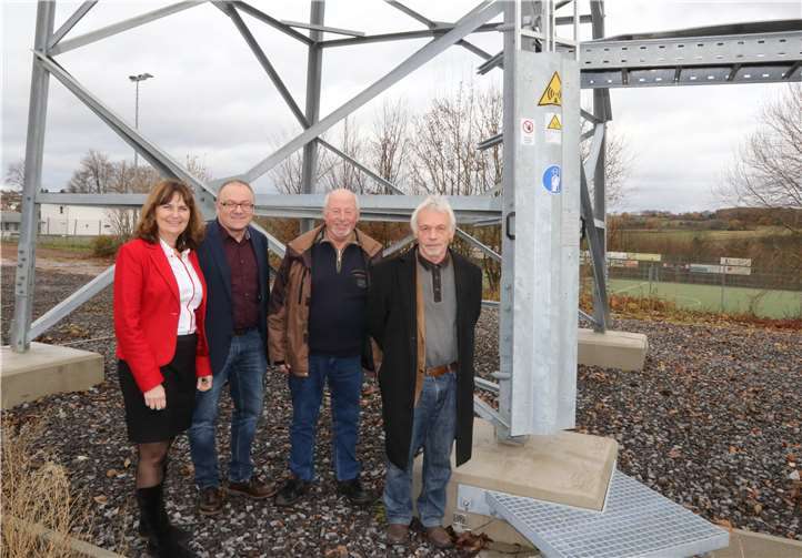 Mechthild Heil, Michael Schneider, Nierendorfs Ortsvorsteher Josef Braun und der Ortsvorsteher von Birresdorf, Klaus Huse, (v. l.) freuen sich über die bessere LTE-Versorgung. privat