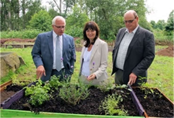 Mechthild Heil (Mitte) mit dem parlamentarischen Staatssekretär Peter Bleser (l.) und Miesenheims Ortsvorsteher Gerhard Masberg bei einem Gartenprojekt in dem Andernacher Stadtteil. privat