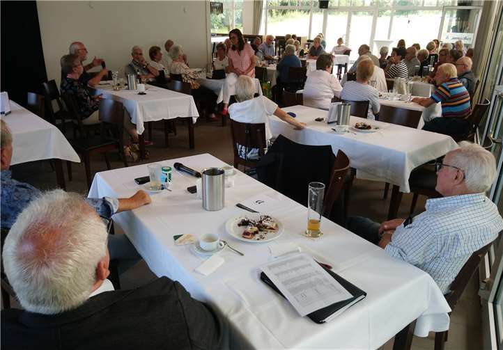 Mechthild Heil diskutiert intensiv mit den Teilnehmern der Senioren-Union Andernach und kann sich über gespannte Aufmerksamkeit freuen. Foto: privat