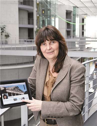 Mechthild Heil freut sich über den 1000. „Follower“ ihrer Fan-Seite bei Facebook.privat