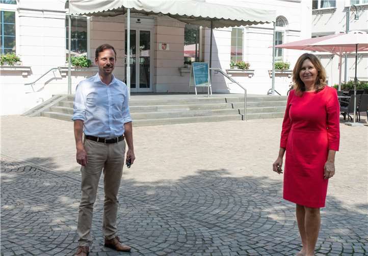 Mechthild Heil im Sommer 2020 im Dialog mit Remagens Bürgermeister Björn Ingendahl. Foto: privat