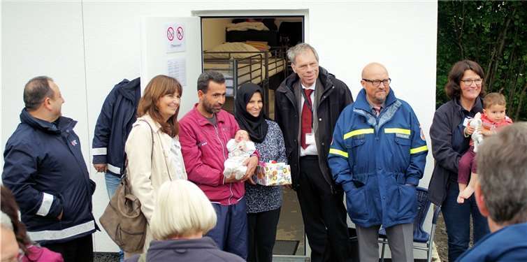 Mechthild Heil informierte sich vor Ort über die Unterbringung der Flüchtlinge und die Vorteile der von Martin Hachmeister entwickelten „Beton-Shelter“. privat