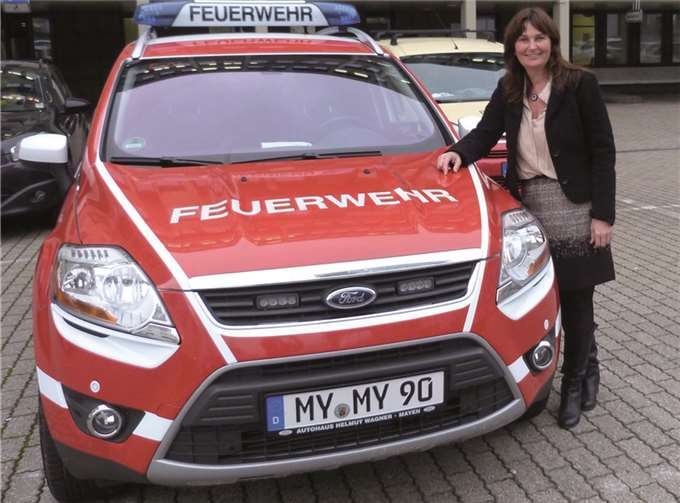 Mechthild Heil präsentiert das neue Fahrzeug der Feuerwehr.Privat