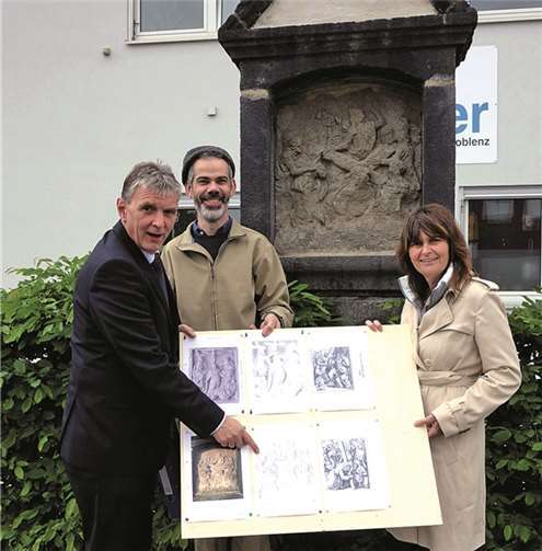 Mechthild Heil (r.) informierte sich mit Andernachs Bürgermeister Claus Peitz (l.) beim Restaurator Olaf Pung (Mitte) über die Maßnahmen. privat