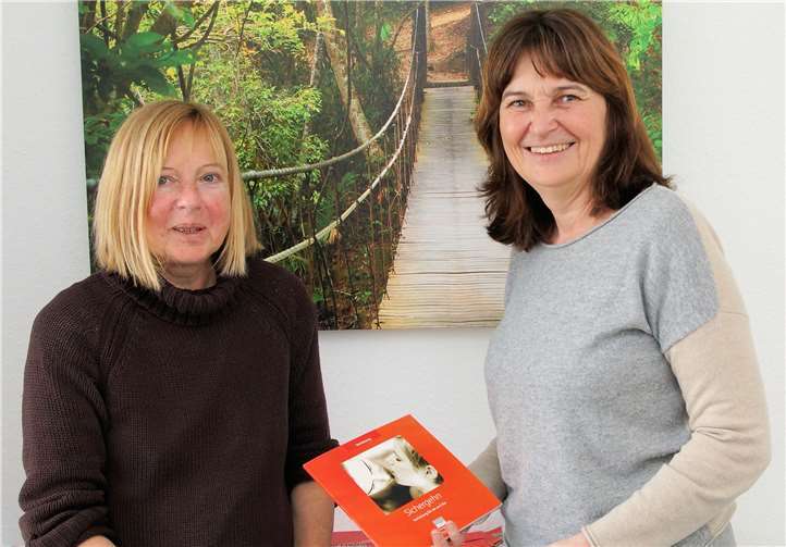 Mechthild Heil (r.) mit Monika Wefers bei Donum Vitae in Ahrweiler. privat
