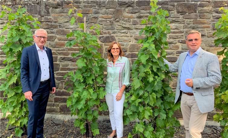 Mechthild Heil und Horst Gies im Gespräch mit Bürgermeister Guido Orthen (links). Foto: privat