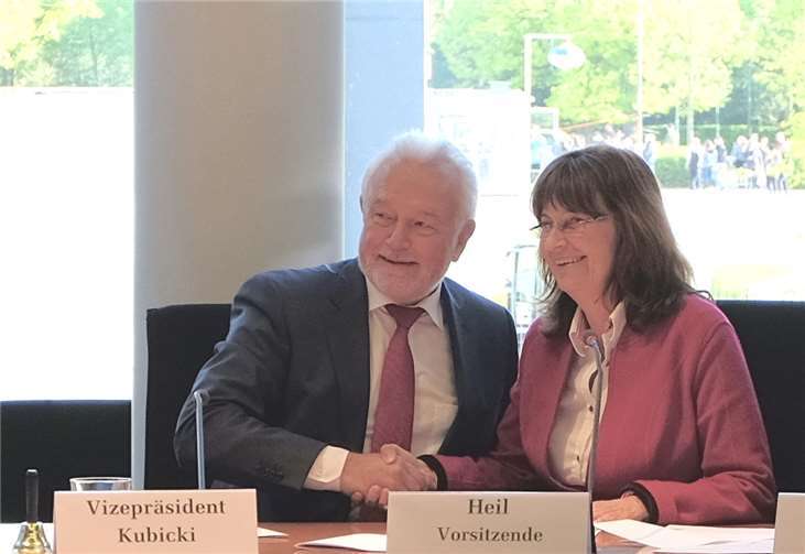Mechthild Heil und Vizepräsident Wolfgang Kubicki bei der Übergabe des Ausschussvorsitzes.privat