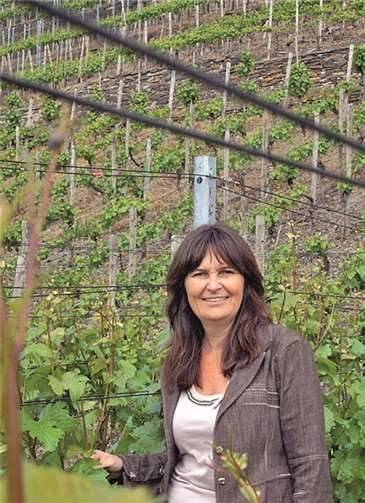 Mechthild Heil vor der schützenswerten Weinkulturlandschaft. privat