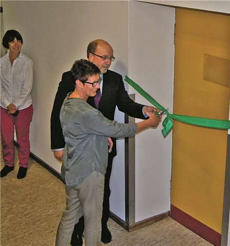 Mechthild Laupichler von der Kreisverwaltung zerschneidet mit Schulleiter Axel Lischewski das symbolische Band.