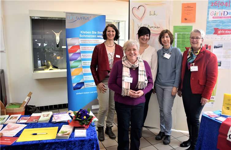 Mechthild Schneider, Gleichstellungsbeauftragte der Stadt Rheinbach, mit Damen aus dem Frauennetzwerk. Fotos: -EICH-