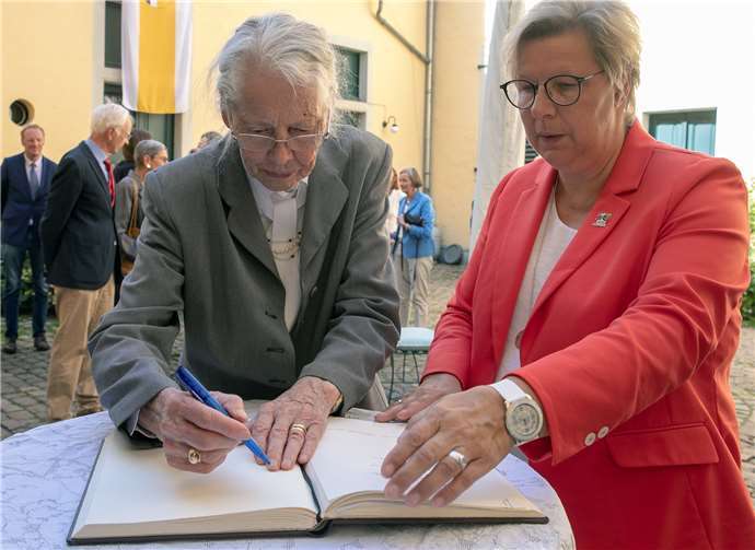Mechtild Gunst trug sich als erste in das Gedenkbuch an ihren verstorbenen Ehemann Karl-August Gunst ein. Bürgermeisterin Petra Kalkbrenner hielt die Laudatio.