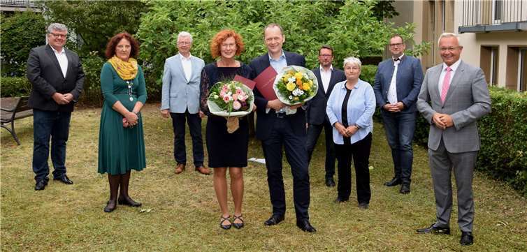 Mechtild Laupichler und Frank Laupichler feierten jetzt bei der Kreisverwaltung Neuwied ihr 40-jähriges Dienstjubiläum im öffentlichen Dienst. Zu diesem besonderen Anlass gratulierte Landrat Achim Hallerbach mit Blumen undDankurkunde und warf auch gleich einen Blick zurück auf den damaligen Einstieg der beiden Dienstjubilare insBerufsleben (v.r.n.l.): Landrat Achim Hallerbach, Abteilungsleiter Rüdiger David, GleichstellungsbeauftragteDoris Eyl-Müller, stellv. Abteilungsleiter Zentrale Dienste Oliver Honnef, Frank Laupichler, Mechthild Laupichler,Kreisbeigeordneter Werner Wittlich, Personalratsvorsitzende Birgit Eisenhuth und 1.Kreisbeigeordneter Michael Mahlert.