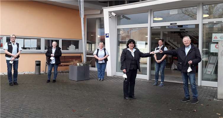 Mechtilde Neuendorff und Werner Keßler (re.) bei der Übergabe der Spenden.Foto: Privat