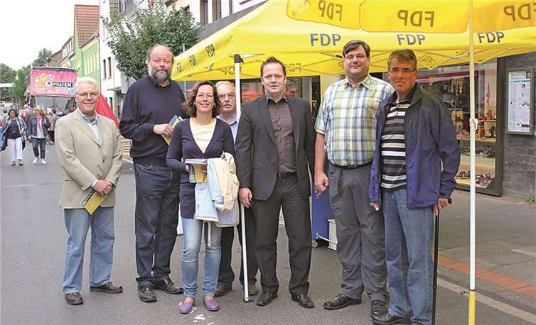 Meckenheim. Die beiden Tage des diesjährigen Altstadtfestes nutzte die FDP und war auf der Hauptstraße präsent. Der Bundestagskandidat der Liberalen Thorsten Knott stand für Diskussionen zur Verfügung. Infomaterialien wurden verteilt und viele Gespräche geführt.Auf dem Foto zu sehen von links: Friedemann Weckbach-Mara, FDP-Chef Joachim Russ, Vizevorsitzende Claudia Cheng, Schatzmeister Dr. Erich-Joachim Günter, als Gast Thorsten Knott, Ratsherr aus Bornheim, Dirk Ritter und Heribert Brauckmann, beide FDP-Stadtratsmitglieder. privatPressemitteilung derFDP Meckenheim