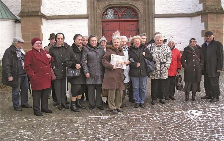 Meckenheim. Ein reiches Programm erwartete die Teilnehmer der Busfahrt, die von der Stadt Meckenheim zusammen mit dem Forum Senioren organisiert worden war. Gesponsert wurde sie von der Raiffeisenbank Rheinbach Voreifel eG, der RVK sowie der Stadt. Sie führte zunächst zur Abtei Mariawald, wo die berühmte Erbsensuppe verkostet wurde. Dann ging es weiter ins weihnachtlich geschmückte Monschau, das mit den verwinkelten Fachwerkhäusern, den bunten Marktständen und dem Duft gebrannter Mandeln auf die Festzeit einstimmte. - aber auch die Kälte war zu spüren. Umso mehr wurden die Wärme sowie die Kaffeetafel im Bauerncafé in Morsbach begrüßt, wo der erfüllte Tag ausklang.privat