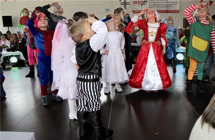 Meckenheim. Viel Spaß hatten die Kinder beim Kinderkarneval in der Altstadt, der von der Prinzengarde Meckenheim ausgerichtet worden war. Wie hier beim Fliegerlied gab es eine Menge Programmpunkte, an denen die Nachwuchsjecken sich beteiligen konnten. STEIN