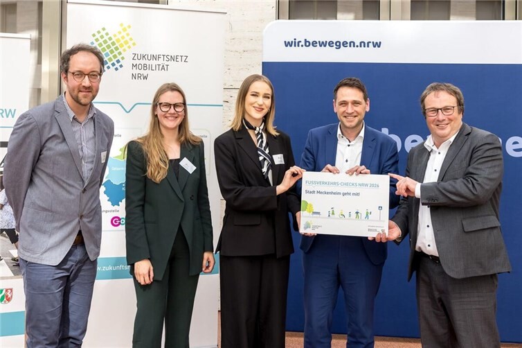 Meckenheim geht beim Fußverkehrs-Check mit, von links: Christoph Overs, Leiter der Geschäftsstelle und der Koordinierungsstelle Zukunftsnetz Mobilität NRW Rheinland, die städtische Mobilitätsmanagerin Liena Humke, Umweltplanerin und Mobilitätsmanagerin Nele Allerchen, Bürgermeister Sven Schnieber und der Minister für Umwelt, Naturschutz und Verkehr des Landes NRW Oliver Krischer. Foto: go.Rheinland GmbH / Smilla Dankert