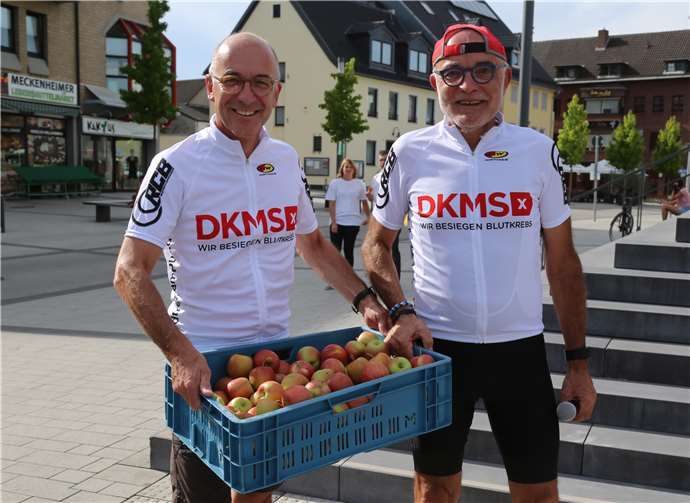 Meckenheimer Äpfel als Snack zwischendurch hatte Bert Spilles für die Radfahrer und den Organisator Helmut Thillmann dabei.