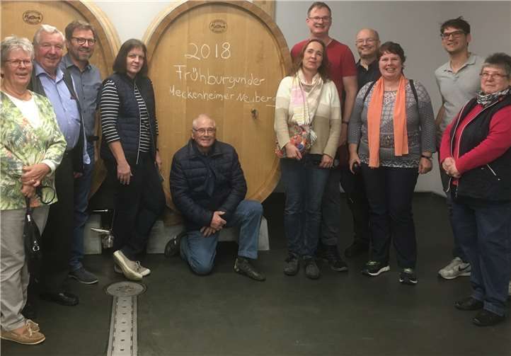 Meckenheimer Delegationen im Weinkeller des Weinguts Braun, darunter Heiner Schwartz (3. von links), Vorsitzender des Ortsvereins in Meckenheim/Pfalz, und Nicole Döring-Welsch (erste Reihe, 3. von rechts), stellvertretende Ortsvereinsvorsitzende Meckenheim/Rheinland. Foto: privat