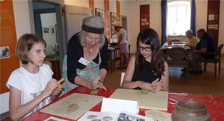 Meckenheimer Kulturtage: Töpfern wie die Bandkeramiker.