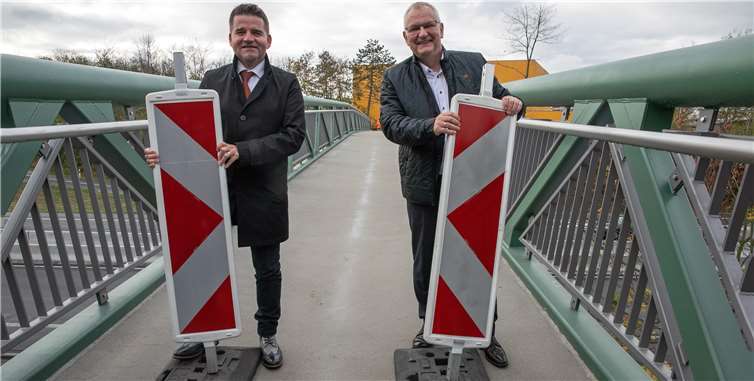 Meckenheims Bürgermeister Holger Jung (links) und Niederlassungsdirektor Thomas Ganz von der Autobahn GmbH Rheinland gaben die Fußgängerbrücke Merl über die Autobahn 565 offiziell für die Nutzung durch Radfahrer und Fußgänger frei.  Foto: JOST