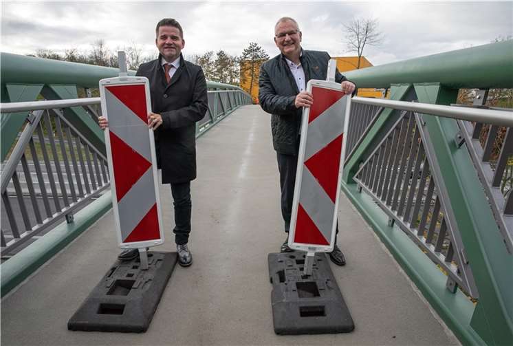 Meckenheims Bürgermeister Holger Jung (links) und Niederlassungsdirektor Thomas Ganz von der Autobahn GmbH Rheinland gaben die Fußgängerbrücke Merl über die Autobahn 565 offiziell für die Nutzung durch Radfahrer und Fußgänger frei.  Foto: JOST
