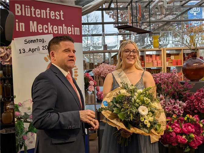Meckenheims Bürgermeister Holger Jung und die neue, 14. Blütenkönigin, Annina Engels. Foto: KS