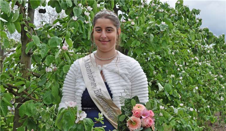 Meckenheims Majestät im Blütenmeer: Katharina Arndt wird als amtierende Blütenkönigin Anfang 2020 die Krone an ihre Nachfolgerin weiterreichen. Foto: Stadt Meckenheim
