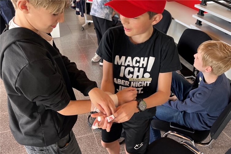 Meckikids lernen Verband anlegen