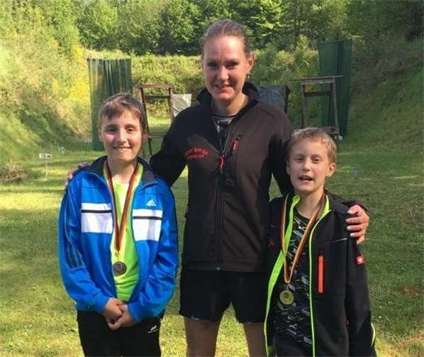 Medaillen bei den Sommerbiathlon-Landesmeisterschaften für Timo Kraus, Anke Schirmer, Jan Schirmer.Foto: privat