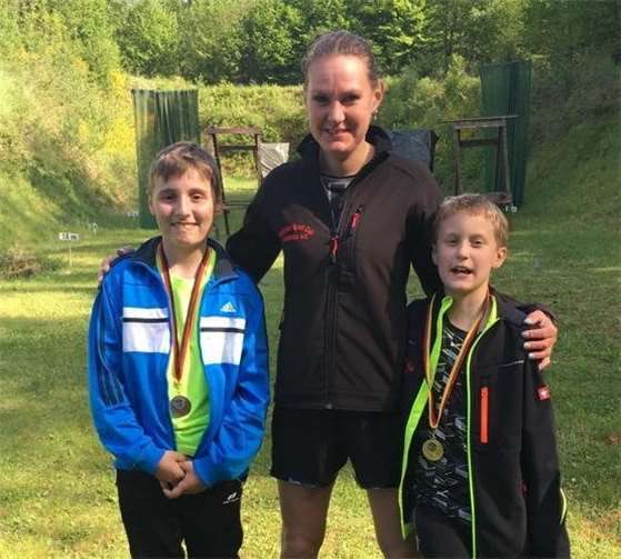 Medaillen gab es bei der Sommerbiathlon-Landesmeisterschaft für Timo Kraus, Anke Schirmer und Jan Schirmer.Foto: privat