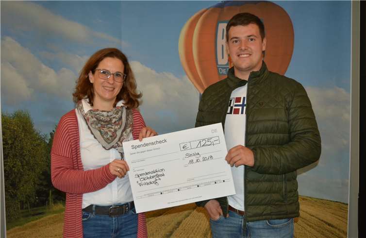 Medienberaterin Carolin Grumbt übergibt den Spendenscheck an den Vorsitzenden des Mailehenvereins Fritzdorf, Lukas Schimmel.Foto: CF