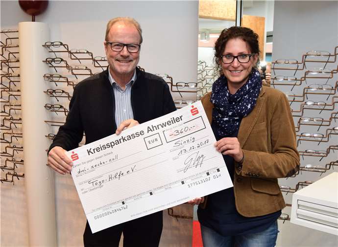 Medienberaterin des Krupp-Verlags Maria Sesterheim überreichte Optikermeister Michael Firmenich, dem Vorsitzende der Togohilfe e.V. einen Scheck über 300 Euro. privat