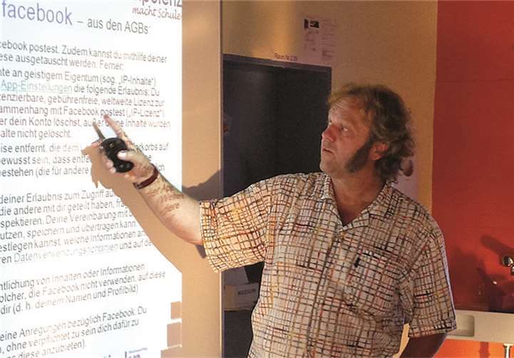 Medienpädagoge Horst-Peter Robiller erklärt die komplizierten Allgemeinen Geschäftsbedingungen von Facebook und Co.privat