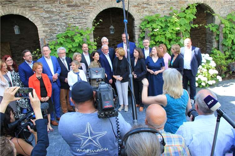 Medienrummel beim Treffen des Landeskabinetts mit politischen Spitzen des Ahrtal in Marienthal. Fotos: GS
