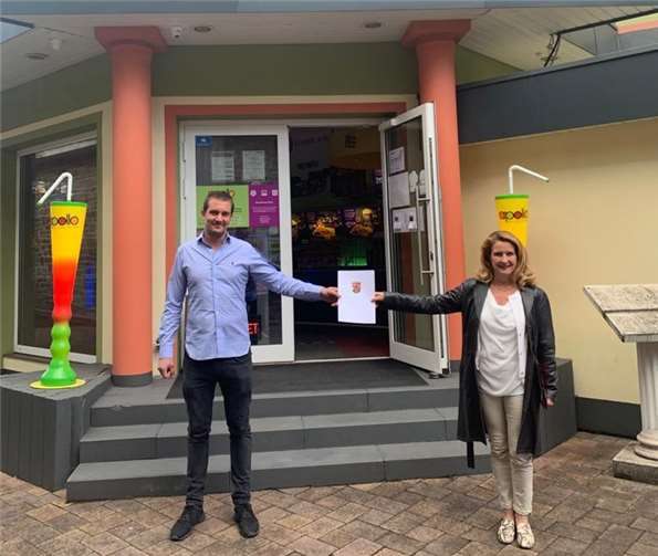 Medienstaatssekretärin Heike Raab überreichte Maximilian Bugdahn einen Förderbescheid über 13 500 Euro für ein passives 3 D-System und übermittelte zugleich herzliche Grüße von Kultusminister Professor Konrad Wolf, der vor kurzem das Apollo Kino auf seiner Sommerreise besucht hat.