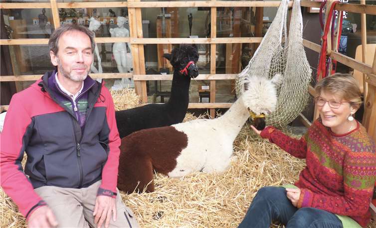 Meditative Erlebniswanderungen und Tiergestützte Begleitung mit Alpakas boten Catrin Drogi und Michael Schneider aus Alflen an.