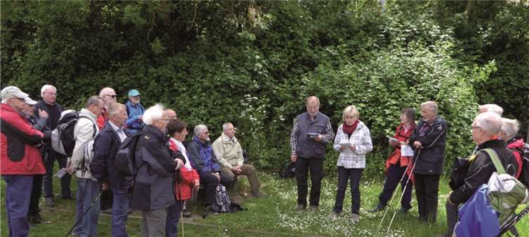 Meditative Pilger-Impulse machten die Camino-Tour auch zu einem „Weg nach innen“, unterstützt durch den geistlichen Beistand von Diakon Wolfgang Dröschel (Bildmitte) und „seinen“ mit-agierenden Jakobusfreunden.
