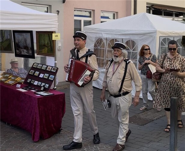 Mediterrane Urlaubsstimmung gehört beim LebensKunstMarkt dazu.  Foto: ROB