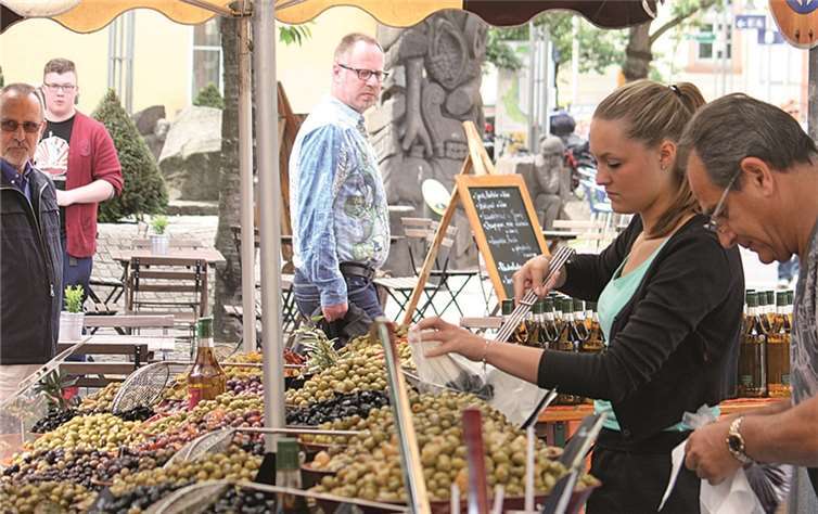 Mediterranes Flair verbreitet der provencalische Markt, dessen Händler eigens aus dem Süden Frankreichs anreisen. privat